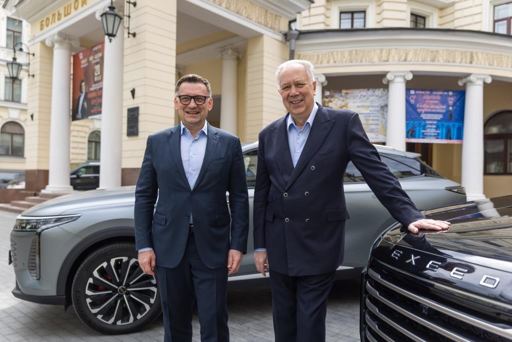 Слева направо: директор EXEED CARS Rus Геннадий Баранов и ректор Московской консерватории Александр Соколов