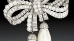 Брошь Cartier с бриллиантами и жемчугом, продана на аукционе Bonhams в декабре 2010 года за 300 тыс. фунтов стерлингов (примерно 477 тыс. долларов)